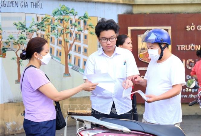 Thí sinh kiểm tra lại đồ dùng trước khi vào phòng tại điểm thi trường THPT Nguyễn Gia Thiều (quận Long Biên). Ảnh: Tuấn Đức - TTXVN